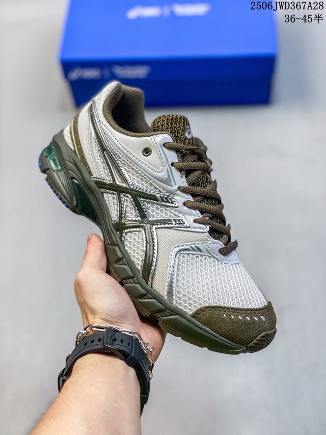 Asics Gel-Ds Trainer14柔软舒适防滑耐磨低帮 休闲跑步鞋男女同款，红头和字母穿到亚瑟士，鞋侧的虎爪Asics Logo 鞋面相互交融， 在脚