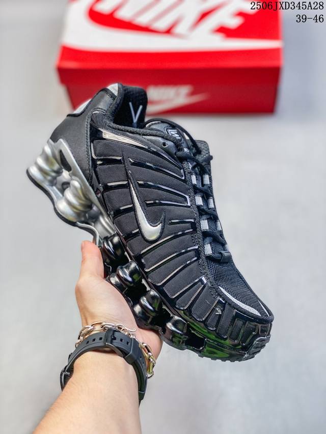 耐克 Nike Shox Tl 男女子运动鞋厚底**老爹鞋，令机械力学缓震性能跃升新层次。采用透气网眼鞋面和全掌型 Nike Shox 技术，革新演绎经典 20