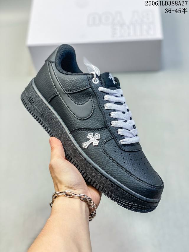 公司级带带半码 耐克Nike Air Force 1“07 Lv8空军一号低帮百搭休闲运动板鞋。柔软、弹性十足的缓震性能和出色的中底设计，横跨复古与现代的外型结
