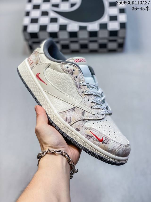 公司级 时尚元素X Jordan Air Jordan Low 倒勾 “古驰联名''，米白主调搭配独特纹理，融合了Travis Scott 独特的潮流风格，个性
