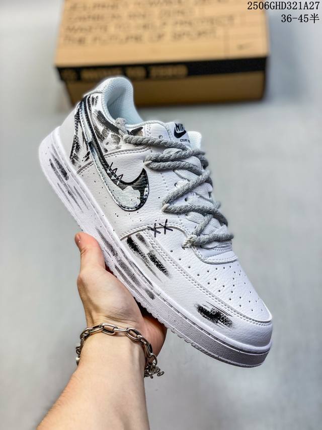 公司级耐克Nike Air Force 1“07空军一号低帮百搭休闲运动板鞋。柔软、弹性十足的缓震性能和出色的中底设计，横跨复古与现代的外型结合，造就出风靡全球