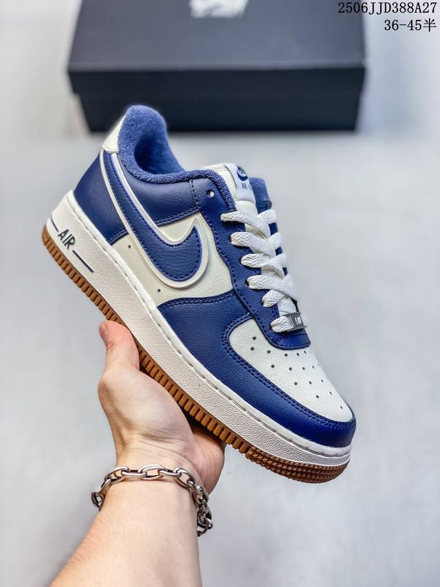 真标带半码 耐克Nike Air Force 7 Lv8空军一号低帮百搭休闲运动板鞋。柔软、弹性十足的缓震性能和出色的中底设计，横跨复古与现代的外型结合，造就出
