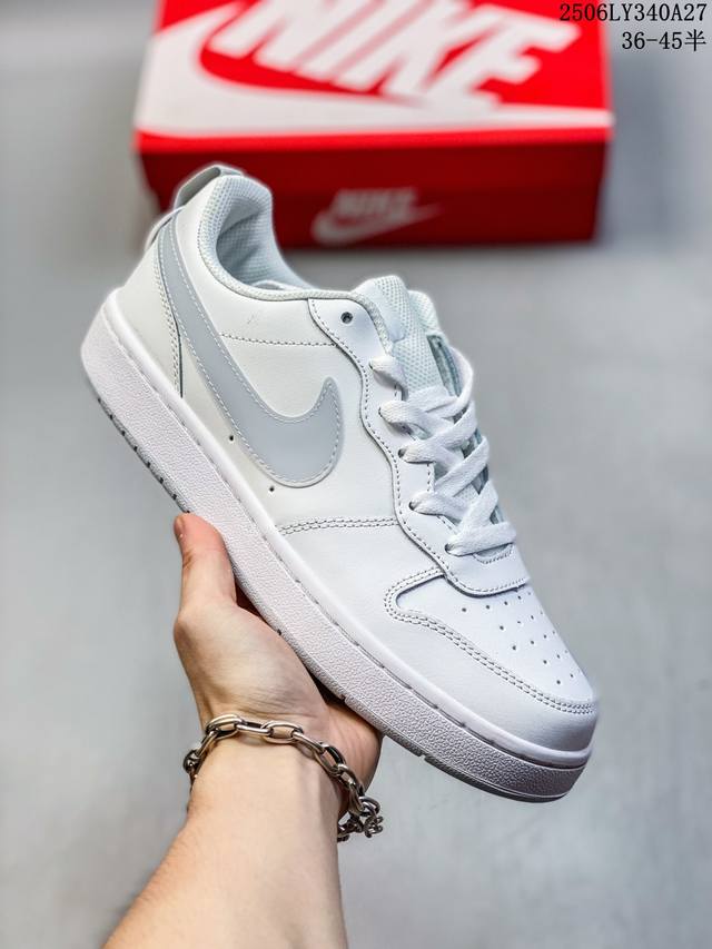 耐克 Nike 男女子运动鞋 Court Borough Low 小空军低帮板鞋。1.其皮革材质的鞋面结合网眼鞋舌，在出众外观与质感的同时提供稳固支撑，并且提升
