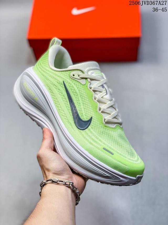 Nike 耐克 佛莫罗18代系列 升级原楦原数据开发纸版，采用科技织法轻盈织物合成鞋面材质，足底搭载 Zoomx 缓震配置，Cushlon 3.0混合泡棉中底缓
