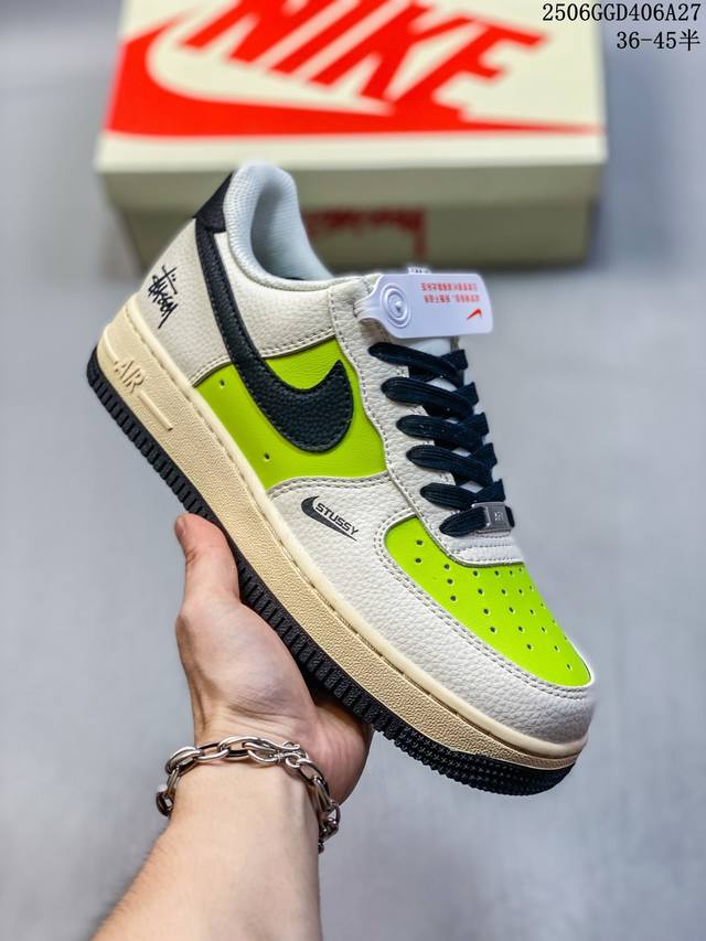 海外限量发售！公司级Nike Air Force 1 '07 Low “斯图西联名 荧光英文米黑”空军一号 低帮 运动鞋 休闲鞋 折边针车 工艺难度大 原楦头原