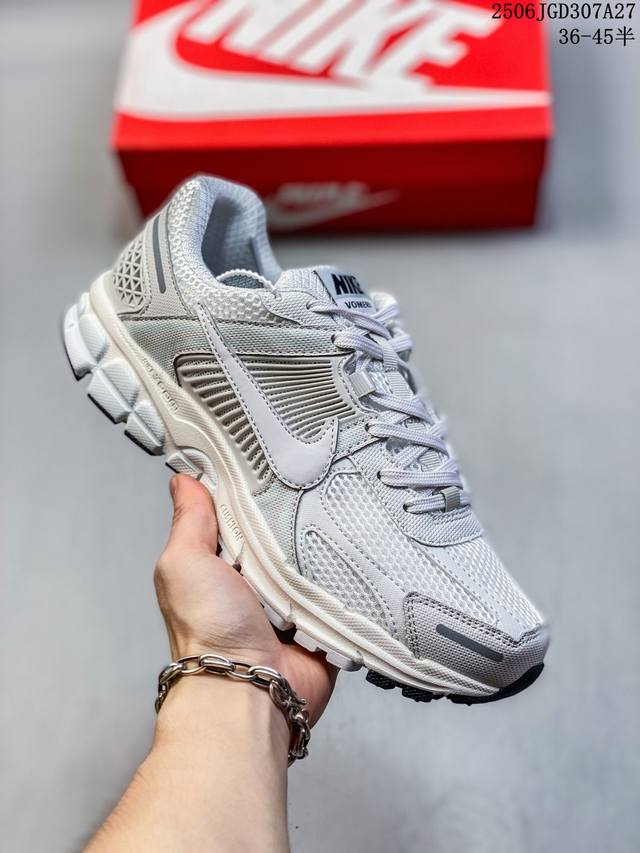 真标 耐克 Nike 耐克夏季 Zoom Vomero 5 运动鞋休闲训练跑步鞋。Nike Zoom Vomero 5 男女子运动鞋妥帖包覆足部，提供透气支撑效