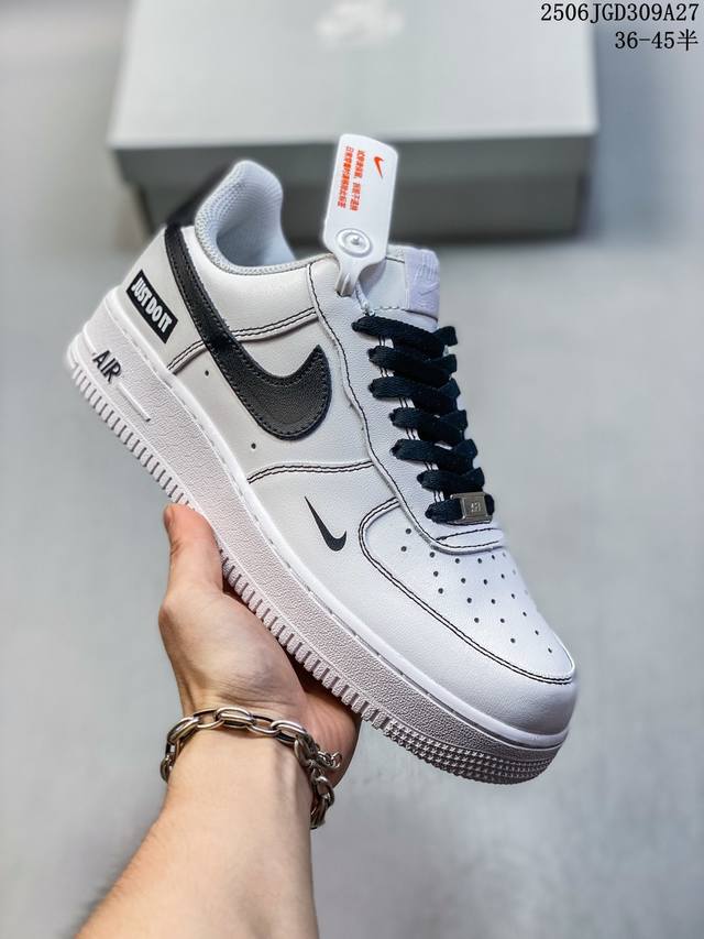 公司级带半码 耐克Nike Air Force 7空军一号低帮百搭休闲运动板鞋。柔软、弹性十足的缓震性能和出色的中底设计，横跨复古与现代的外型结合，造就出风靡全