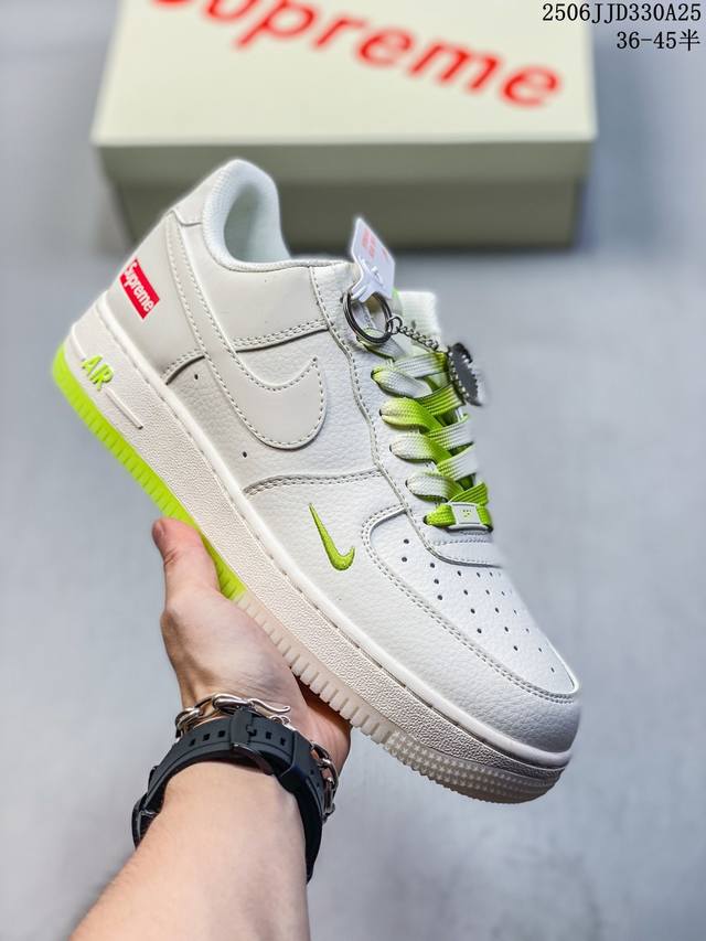公司级带半码 耐克Nike Air Force 7空军一号低帮百搭休闲运动板鞋。柔软、弹性十足的缓震性能和出色的中底设计，横跨复古与现代的外型结合，造就出风靡全