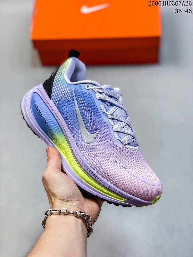 Nike Vomero 18 耐克 舒适减震防滑 低帮跑步鞋 全掌Reactx泡绵中底 前掌和后跟还配备了Air Zoom气垫单元 据说跑起来更快更舒适哦 这次
