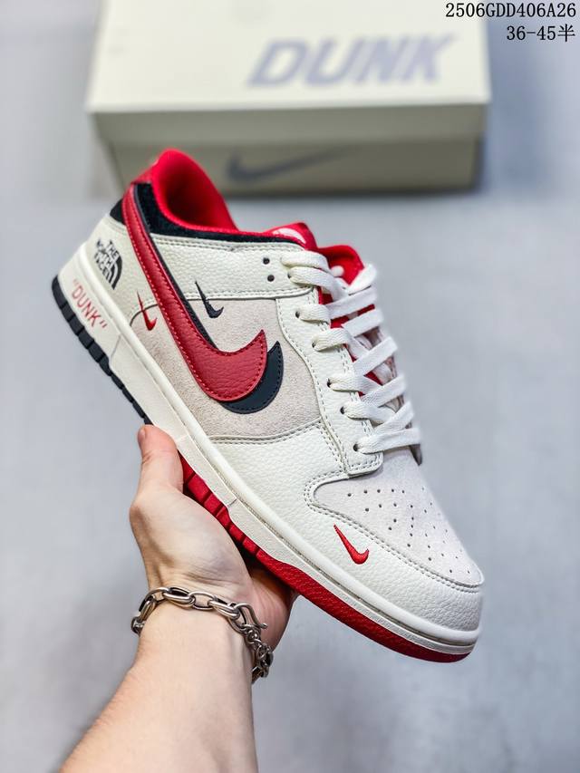 海外爆款限量发售！公司级 Nike Sb Dunk Low“北面联名 米白黑红勾” 周年高端定制 低帮休闲板鞋 定制鞋盒 大厂纯原品质出货 超高清洁度 皮料切割