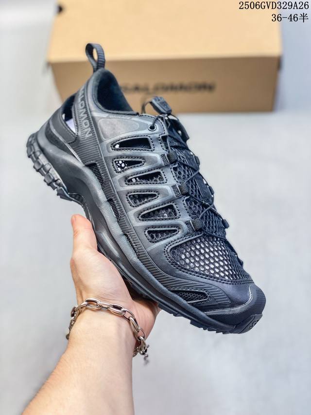 Salomon萨洛蒙Xa Pro 3D Amphib新款户外溯溪涉水鞋 这款鞋具备水陆两栖功能 采用厚底设计 增强舒适度和抓地力 鞋面由织物网眼布和合成革拼接