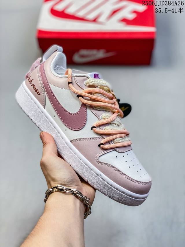 耐克 Nike 男女子运动鞋 Court Borough Low 小空军低帮板鞋。1.其皮革材质的鞋面结合网眼鞋舌，在出众外观与质感的同时提供稳固支撑，并且提升