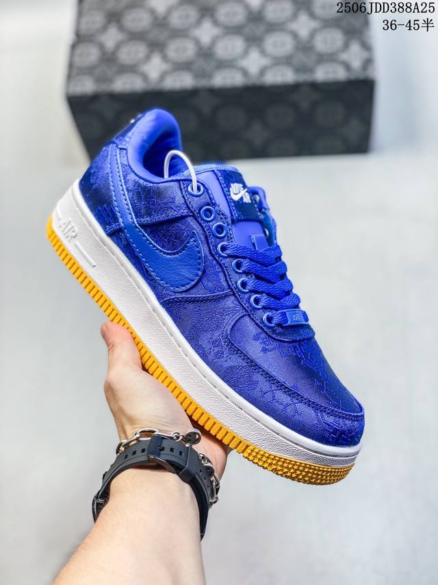 公司级带半码 耐克Nike Air Force 7空军一号低帮百搭休闲运动板鞋。柔软、弹性十足的缓震性能和出色的中底设计，横跨复古与现代的外型结合，造就出风靡全