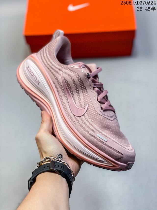 Nike Vomero 18 耐克 舒适减震防滑 低帮跑步鞋 全掌Reactx泡绵中底 前掌和后跟还配备了Air Zoom气垫单元 据说跑起来更快更舒适哦 这次