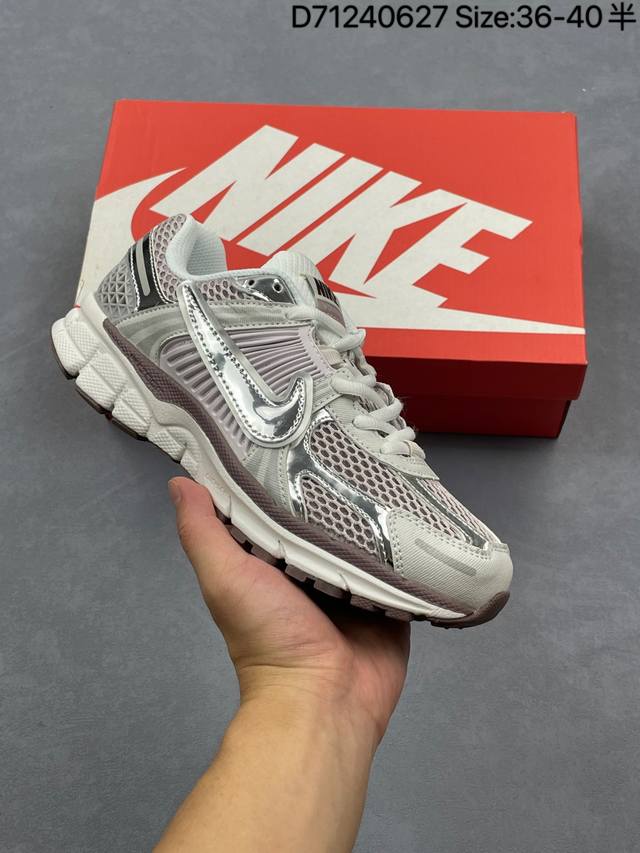 Nike Zoom Vomero 5 复古单品新配色 Nk Zoom Vomero 5 Sp 佛莫罗5代系列经典复古休闲运动慢跑鞋#采用环保纤维革饰片组合网眼布