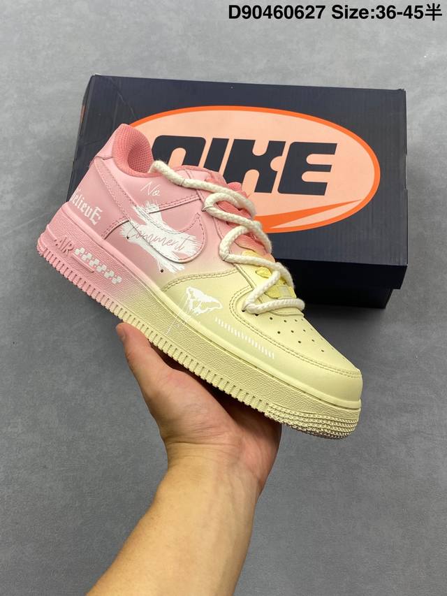 公司级耐克 Nike Air Force 1 ’07 空军一号低帮百搭休闲运动板鞋。柔软、弹性十足的缓震性能和出色的中底设计，横跨复古与现代的外型结合，造就出风
