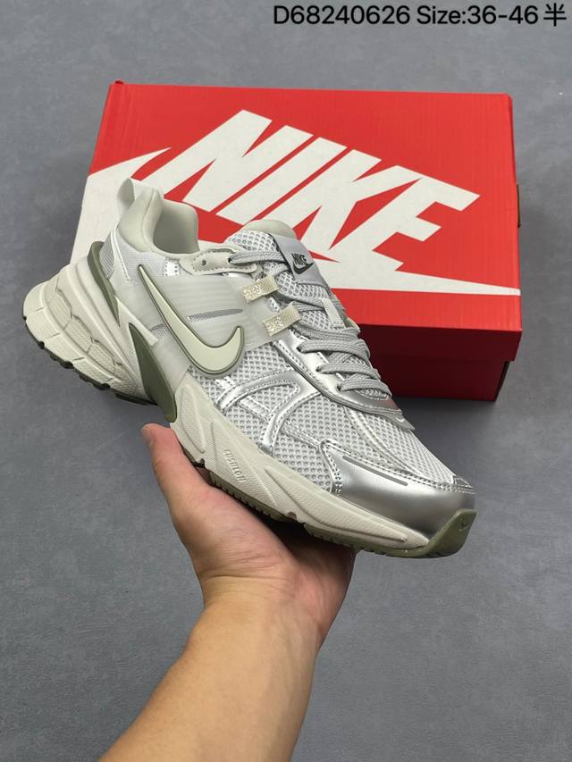 耐克Nike V2K Run跑步鞋复古风潮 网面透气运动鞋 灰银紧致的鞋面材质提供良好的包裹性鞋侧 Swoosh以及鞋头部分搭配增添不少亮点的镀铬细节鞋垫上印有