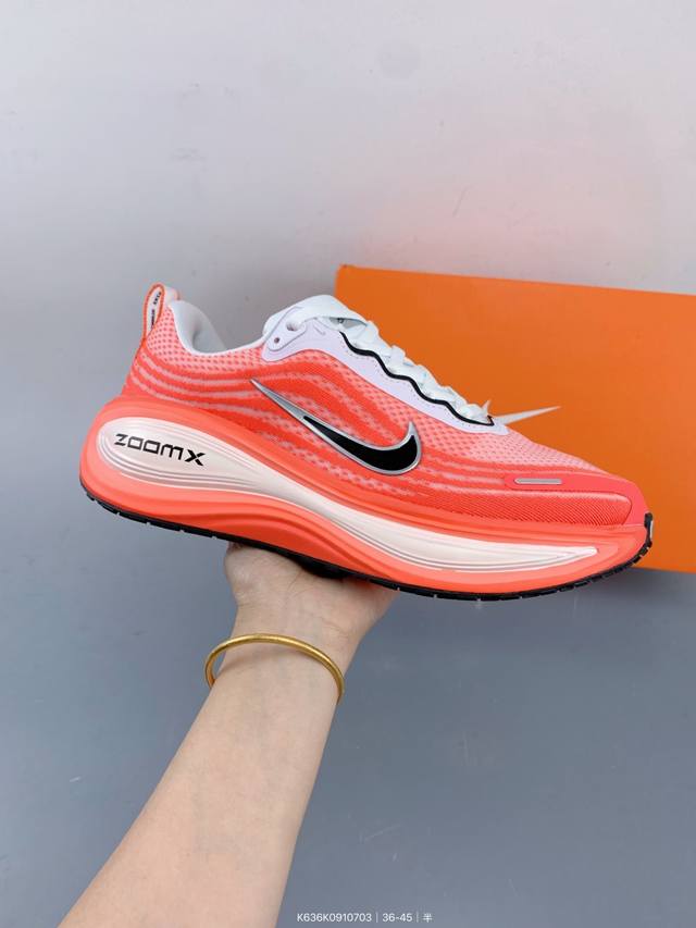 耐克Nike Vomero Plus 舒适减震防滑低帮跑步鞋 全掌Reactx泡绵中底 前掌和后跟还配备了Air Zoom气垫单元 据说跑起来更快更舒适哦 这次