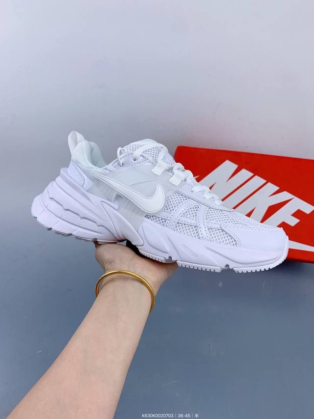 Nike V2K Run 复古单品 复古老爹鞋跑步鞋 鞋款被命名为 Runtekk 设计上借鉴了 0 年的跑鞋风格 简练又有复古运动气质 Size：如图 编码：