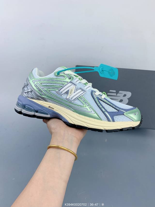 New Balance 1906系列复古老爹风休闲运动慢跑鞋 采用轻质牛剖革拼接透气网眼衬垫织物鞋面材质 T-Beam大底提供足步弓支撑，保持步态稳定 后跟搭载