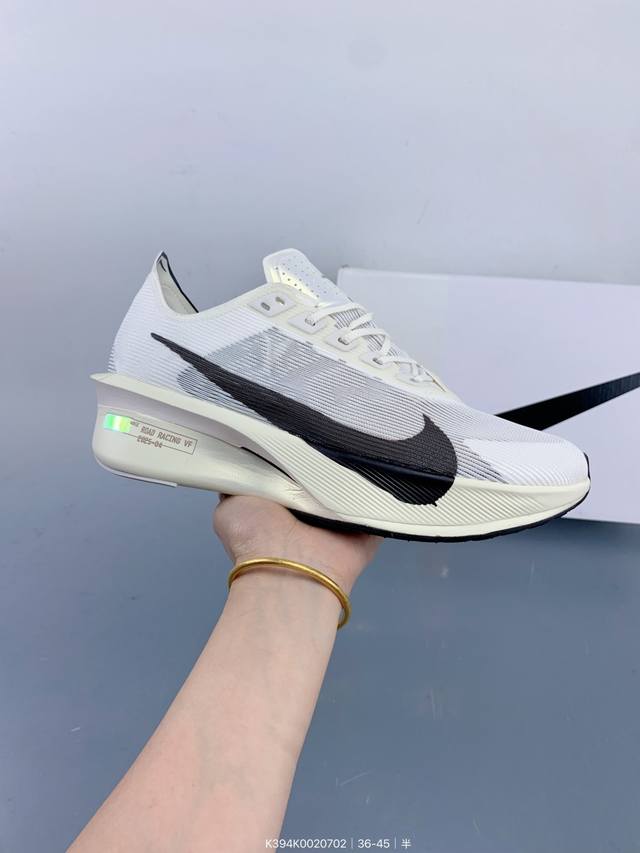 耐克Nike Zoomx Vaporfly Next% 4 马拉松系列公路竞速超轻缓震跑步鞋 鞋款轻盈，同时保持出色性能表现。此鞋款质感轻盈，无论是日常畅跑还是