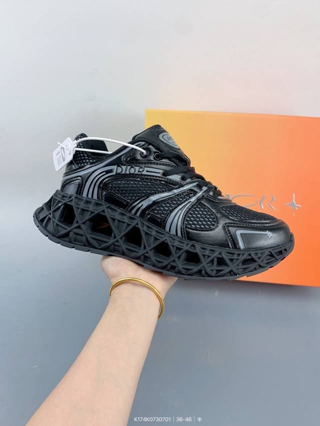纯原Dior迪奥 B35 圆头系带 低帮 生活休闲鞋 采用轻盈的橡胶精心制作 饰以曲纹藤格纹 Cosmo图案 重新诠释经典设计 镂空设计搭配橡胶内底若隐若现 呈
