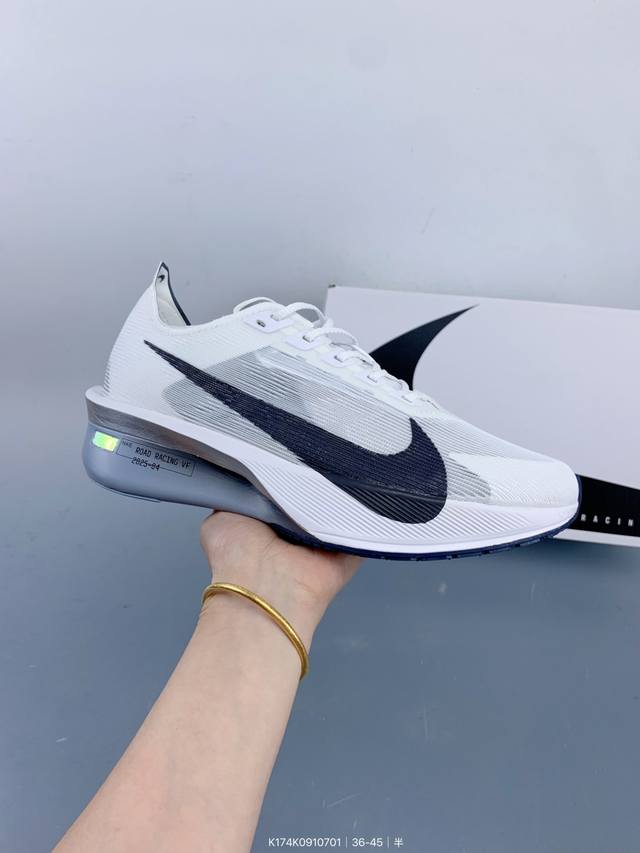 公司级 耐克 Nike Zoomx Vaporfly Next% 4 Proto 是一款限量版的竞速跑鞋，其配色被称为“Proto”，意为“最初、初始”。 Si