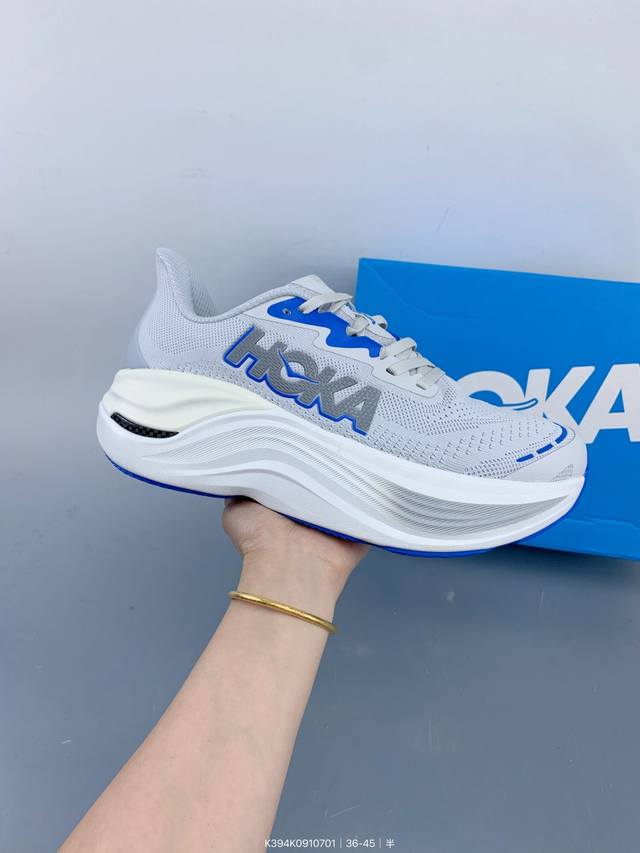 真标Hoka Skyward X Hoka采用双层超临界泡棉，中间夹层桥梁式碳纤维板，在缓震度极大化的同时，以碳板创造平衡的灵活柔软脚感，新奇超弹力体验。 Si