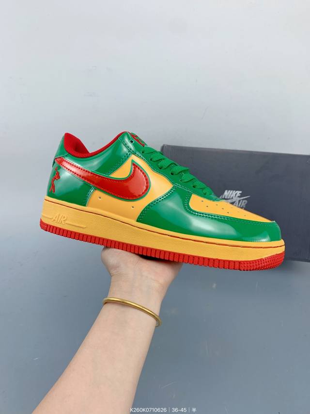 耐克Nike Air Force 1 Low 空军一号低帮百搭休闲运动板鞋。柔软、弹性十足的缓震性能和出色的中底设计，横跨复古与现代的外型结合，造就出风靡全球三