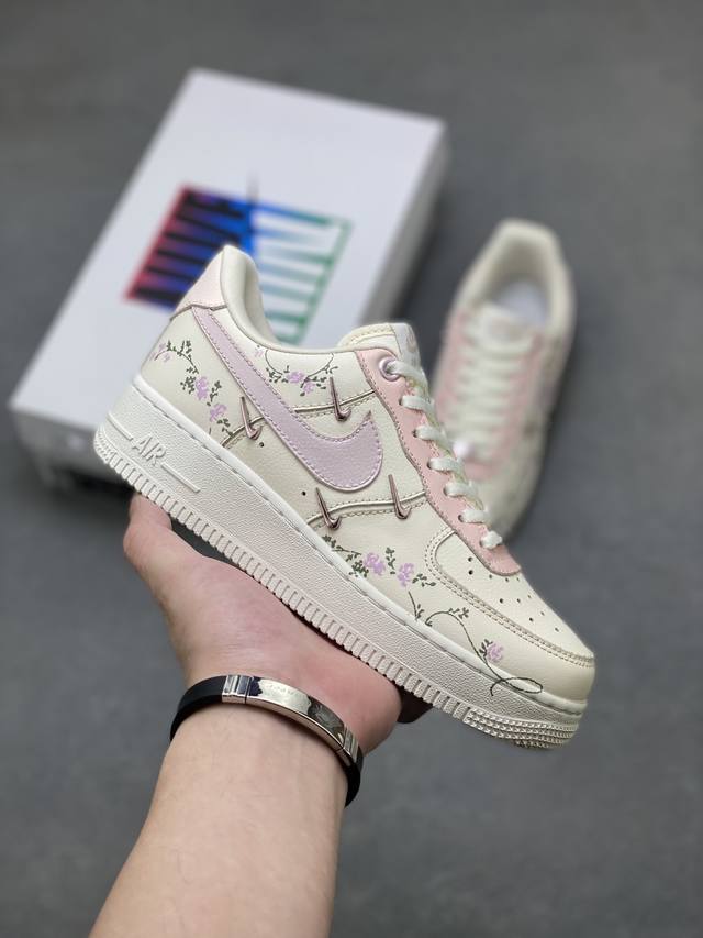 Nike Air Force 1'07 Low Light Pink Flowers 手绘涂鸦 浅粉漫花 空军一号低帮休闲运动板鞋 #鞋身漫布精致小花，似把花园