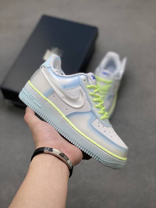 耐克Nike Air Force 1 Low 空军一号低帮百搭休闲运动板鞋 柔软、弹性十足的缓震性能和出色的中底设计，横跨复古与现代的外型结合，造就出风靡全球三