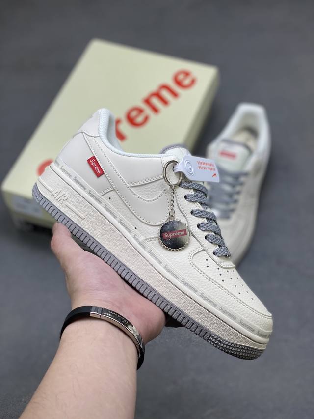 海外限量发售！公司级Nike Air Force 1 '07 Low “Supreme联名 米灰弹幕”空军一号 低帮 运动鞋 休闲鞋 折边针车 工艺难度大 原楦