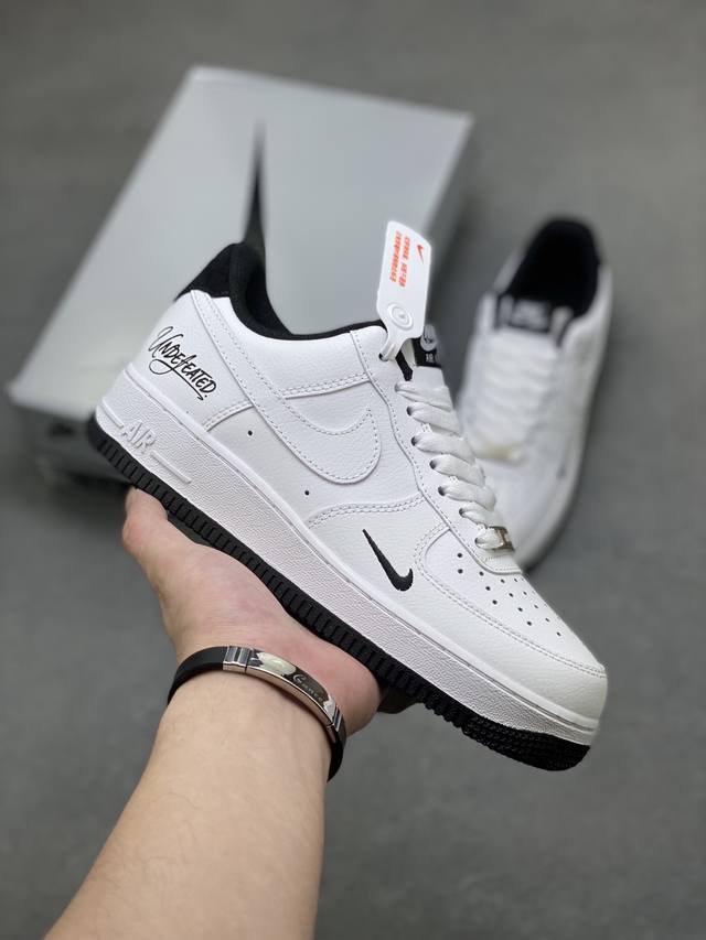 洛杉矶潮牌店限量发售 公司级 Undefeated X Nike Air Force 1 Low 白黑 空军一号低帮休闲板鞋 定制皮料 原装定制鞋盒 细节满满
