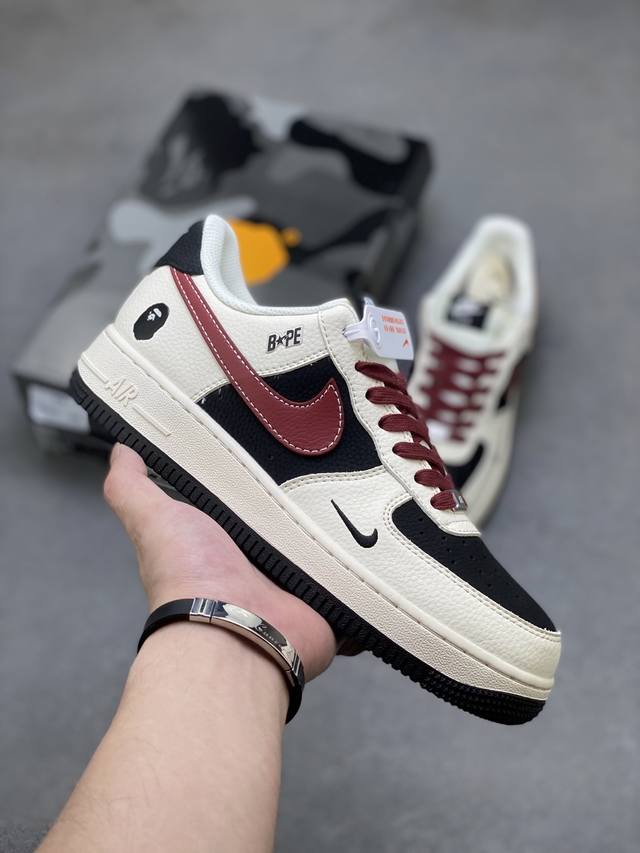 海外限量发售！公司级Nike Air Force 1 '07 Low “Bape联名 米黑拼接酒红”空军一号 低帮 运动鞋 休闲鞋 折边针车 工艺难度大 原楦头
