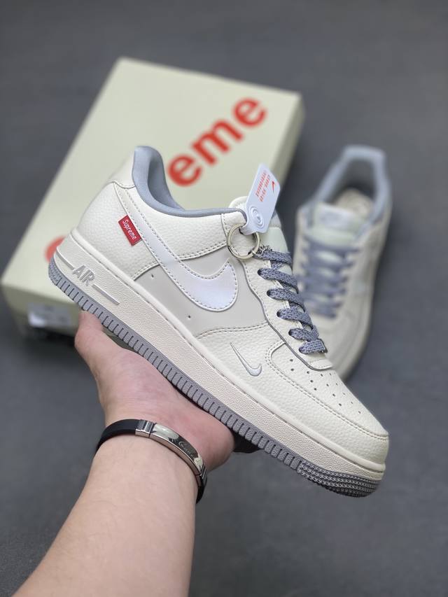 海外限量发售！公司级Nike Air Force 1 '07 Low “Supreme联名 灰底红标”空军一号 低帮 运动鞋 休闲鞋 折边针车 工艺难度大 原楦