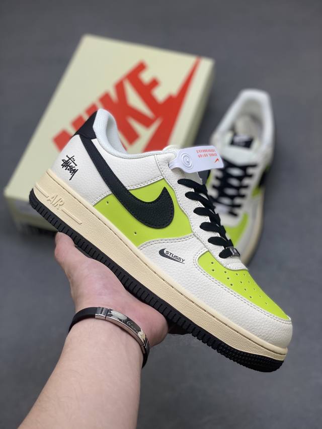 海外限量发售！公司级Nike Air Force 1 '07 Low “斯图西联名 荧光英文米黑”空军一号 低帮 运动鞋 休闲鞋 折边针车 工艺难度大 原楦头原