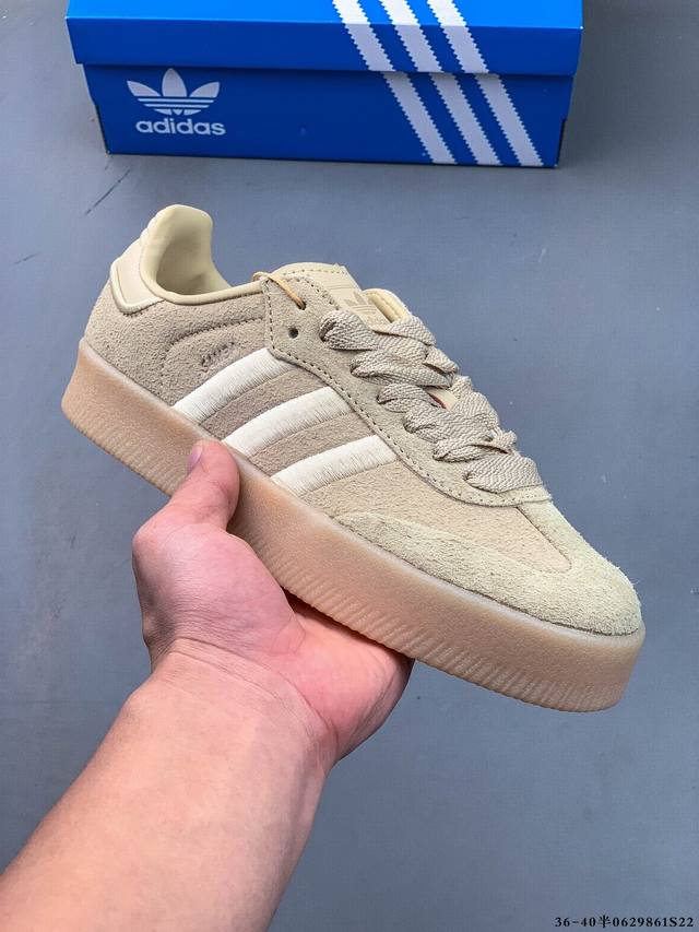 阿迪达斯Adidas Originals Sambae W 百搭单品复古桑巴板鞋 Adidas Sambae W采用了生胶材质的厚底设计，轻松提升身高同时，带来