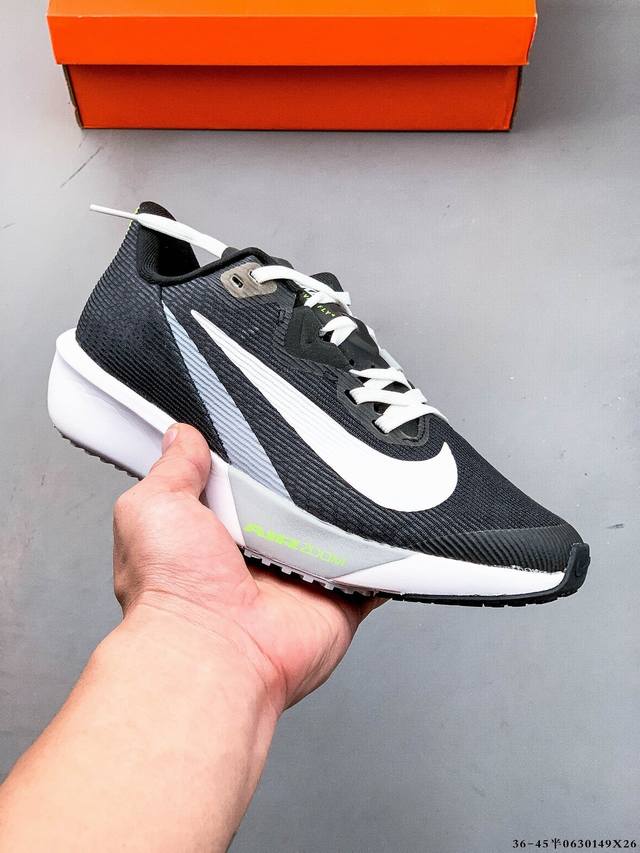 集图 Nike Air Zoom Rival Fly 4 轻量跑鞋 鞋面采用舒适材质，提升上脚体验。鞋身延续了经典款式设计，并加强了鞋面的包裏和支撑性能。鞋底精