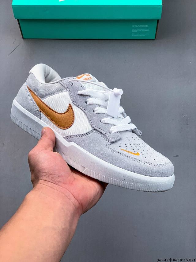 耐克Nike Sb Force 58是一款将前沿创新带入街头的单品，它具有硫化杯底，具有出色的耐用性和灵活性。使用帆布和绒面革，在饰面上放置通风口，它自始至终都