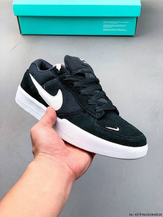 耐克Nike Sb Force 58是一款将前沿创新带入街头的单品，它具有硫化杯底，具有出色的耐用性和灵活性。使用帆布和绒面革，在饰面上放置通风口，它自始至终都