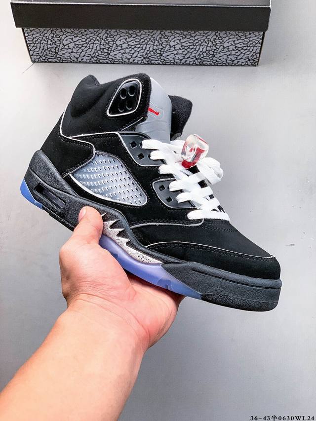 Air Jordan 5 Retro Oreo Aj5 高帮篮球鞋 可视Air气垫+Pu中底，为运动中的起跳、急停和落地等场上动作提供可靠保护，即使在面对如今更