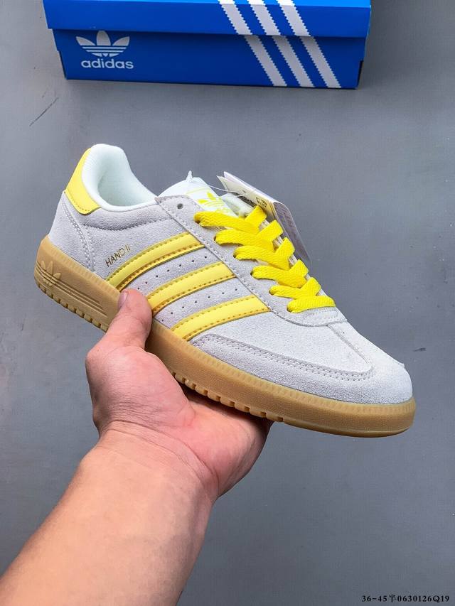 集图 Adidas Hand 2 阿迪达斯经典款 复古休闲板鞋 全鞋采用反毛皮制作 牛筋耐磨大底 承载青春情怀的板鞋 经典三条杠装饰鞋侧 品牌辨识度清晰 官方货