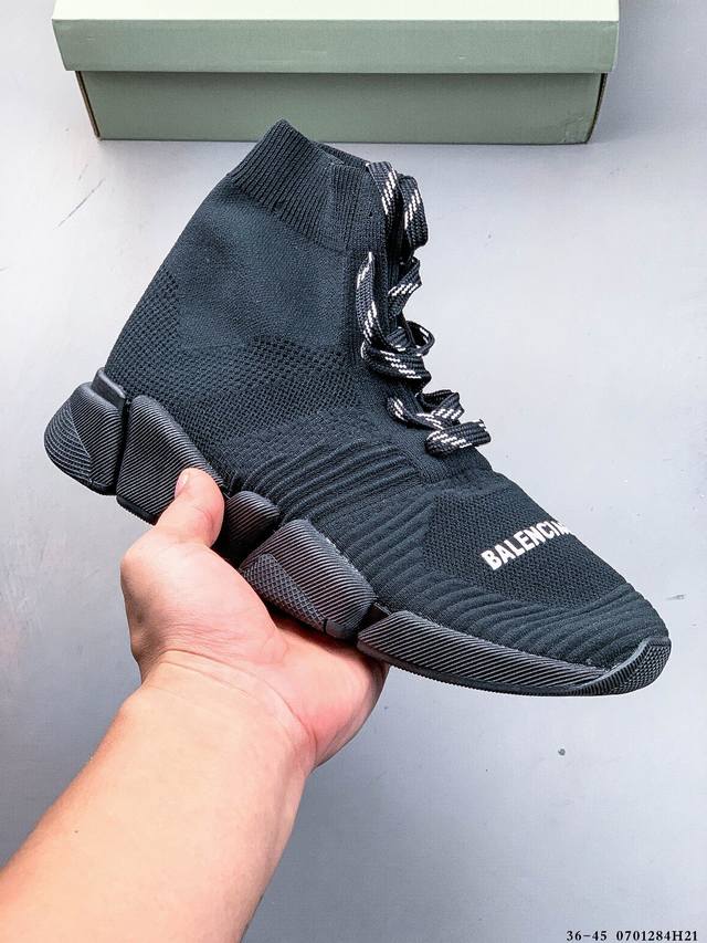 巴黎世家Balenciaga 巴黎袜子鞋 太多的词汇来形容这款鞋子了 轻便 舒适穿着方便让它备受青睐 更是各大明星们的最爱 如果说之前的袜子鞋不够运动 那么这双