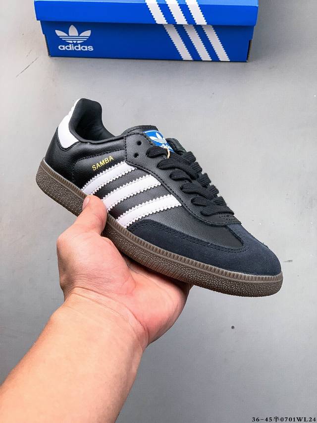 公司级！Adidas Samba Og 经典鞋款 Adidas 近70年的经典Samba Og 修长的鞋楦,略微尖尖的鞋头,翻毛皮的鞋头拼接,这些我们都看得到的