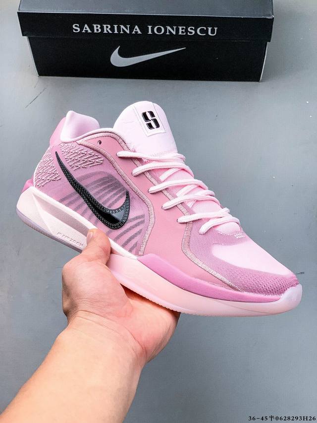 Nike Sabrina 2’Colour Vision‘ Ep 耐克 低帮 篮球鞋 外观时尚：鞋身设计与科比5代相似，带有珠光炫彩效果的钩子，精致美观，紫黑配