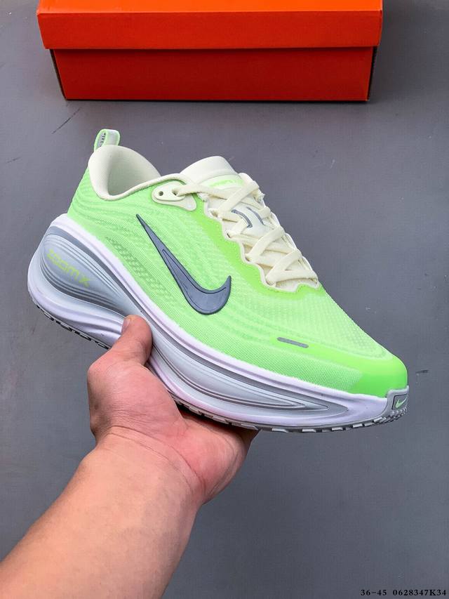 公司级！Nike Vomero 18 Plus 耐克 舒适减震防滑 低帮跑步鞋 全掌Reactx泡绵中底 前掌和后跟还配备了Air Zoom气垫单元 据说跑起来