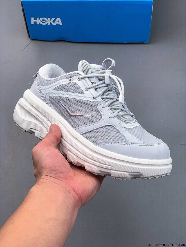Hoka 携手 Beams推出了全新的 Bondi B3 Ls 鞋款。 如果你是 Hoka 的忠实粉丝，相信对 Bondi 这个名字一定不陌生。这款鞋可以说是奠