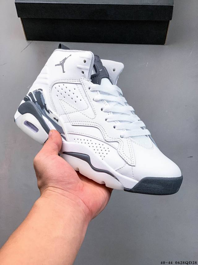 Jordan Mvp “Playoff”全新缓震篮球鞋！该鞋款从Air Jordan 6、7和8中汲取元素，所有这些都是由传奇人物廷克 哈特菲尔德设计的，并庆祝
