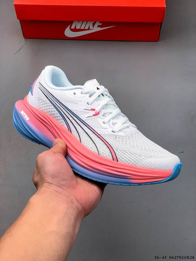 Puma彪马Deviate Nitro 3 碳板竞训跑鞋！ Deviate Nitro出到了第三代，虽然是一双碳板跑鞋，但是可以把它当做一双万金油跑鞋，适合慢跑