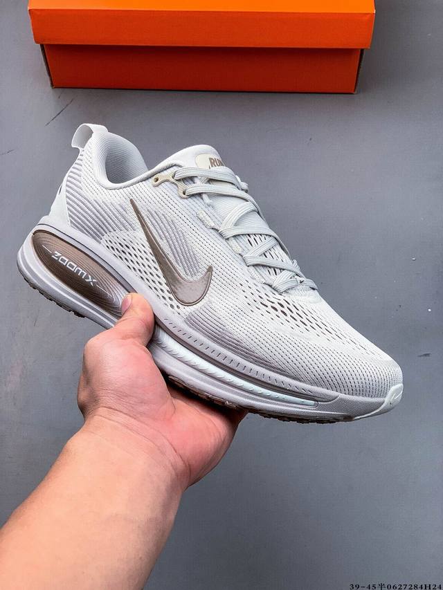 Nike Air Zoom Vomero 18 缓震透气休闲慢跑鞋 新版Vomero结合全新Zoomx和Reactx泡绵 提供双重缓震效果 铸就非凡迈步体验 0
